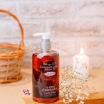 شاور ژل معطر و بازسازی‌کننده پوست با روغن گل آبنوس – MAIGOOLE